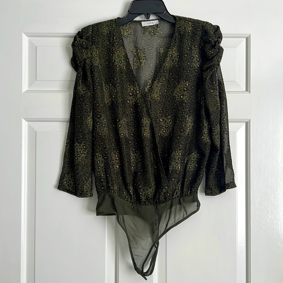 Tops - Love this top! Dark green and black leopard print bodysuit.